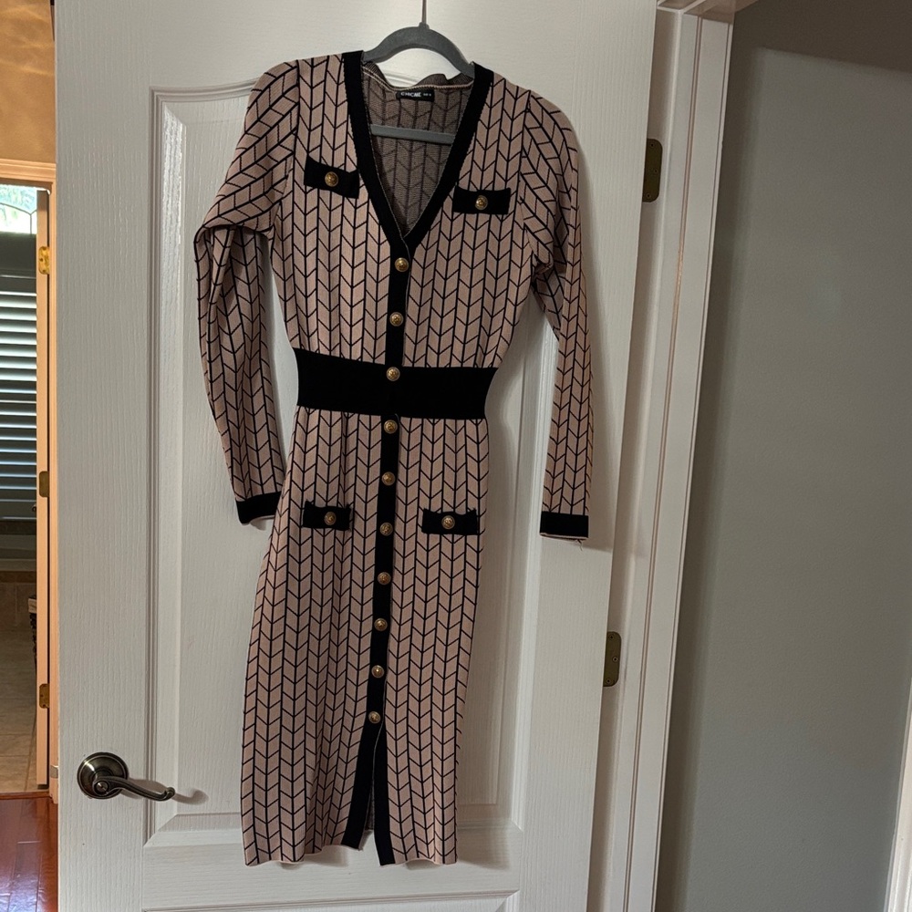 Chic Black and tan Geometric Long Sleeve Dress